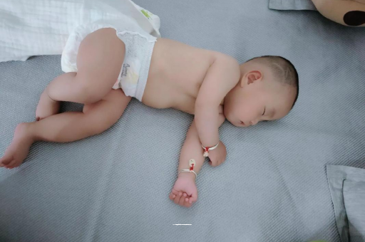 青州六个月宝宝眼睛散光